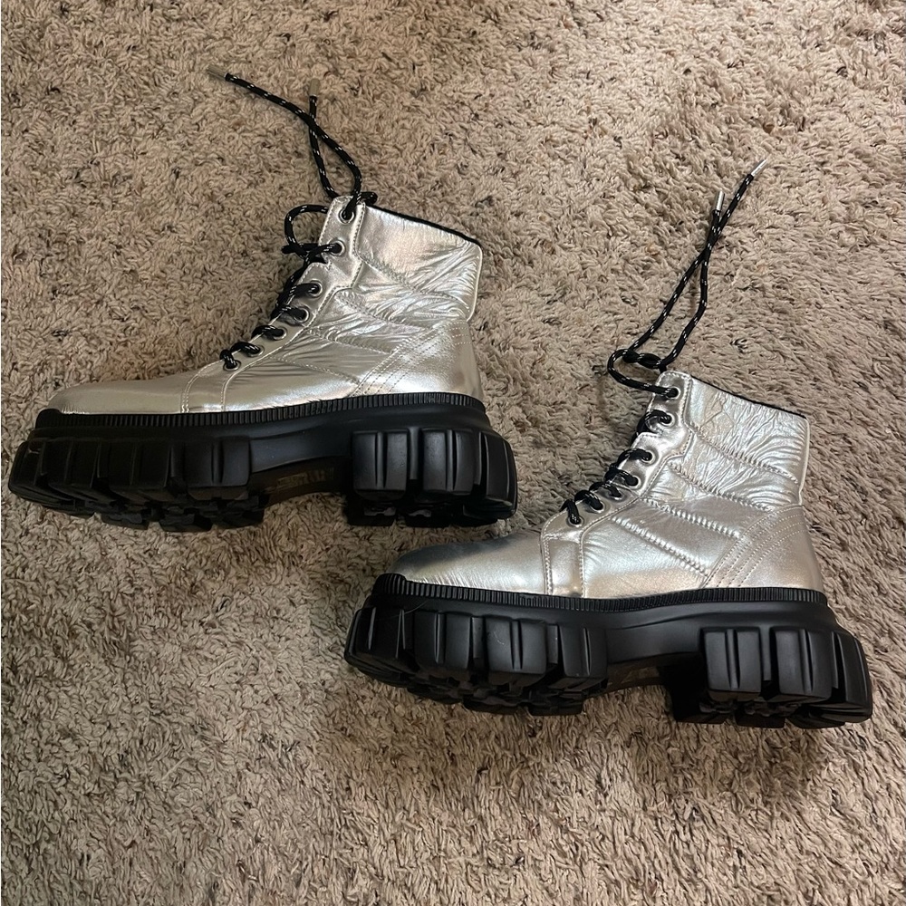 Akira silver combat boot. Size 9. Never worn.